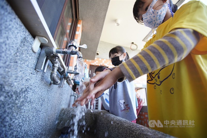 疫情指揮中心宣布,武漢肺炎5日確診零新增。圖為新北市新林國小學生戴上口罩勤洗手防疫。(中央社檔案照片)