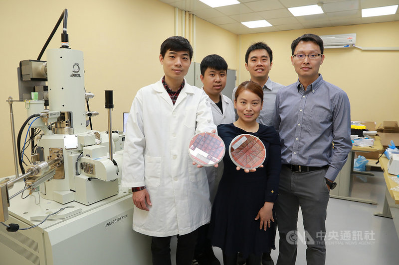 中興大學物理學系兼奈米所副教授林彥甫(右)、材料科學與工程學系副教授賴盈至(後右)、博士後研究員李克駿(左)及副教授林淑萍(前中)等人,與清大教授組成團隊研究開發仿生材料,利用二維材料打造新型態電子元件。(中興大學提供)中央社記者趙麗妍傳真 110年3月5日