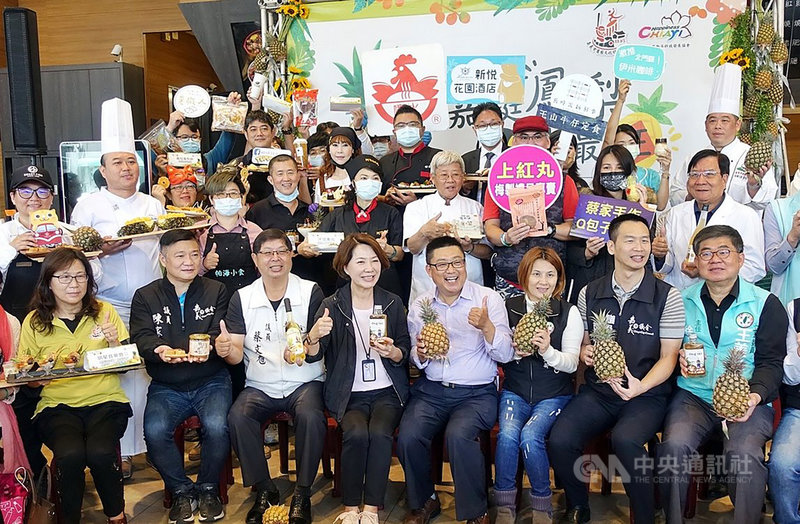 嘉義市商圈文化促進協會5日號召31間商家聚集舉行記者會,現場展示各家的創意鳳梨產品,嘉義市副市長陳淑慧(前左4)也到場,一起挺農民。中央社記者黃國芳攝 110年3月5日