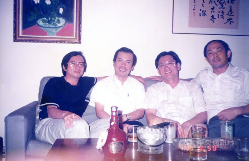 詩人陳明台(右)與笠詩社的詩人好友拾虹(左起)、鄭炯明、李敏勇交流頻繁,4人因詩風特色,分別代表一個季節,在當時被合稱為「四季」。圖為1990年7月8 日4人在李敏勇住處聚會時留影。(鄭炯明提供)中央社 110年3月5日