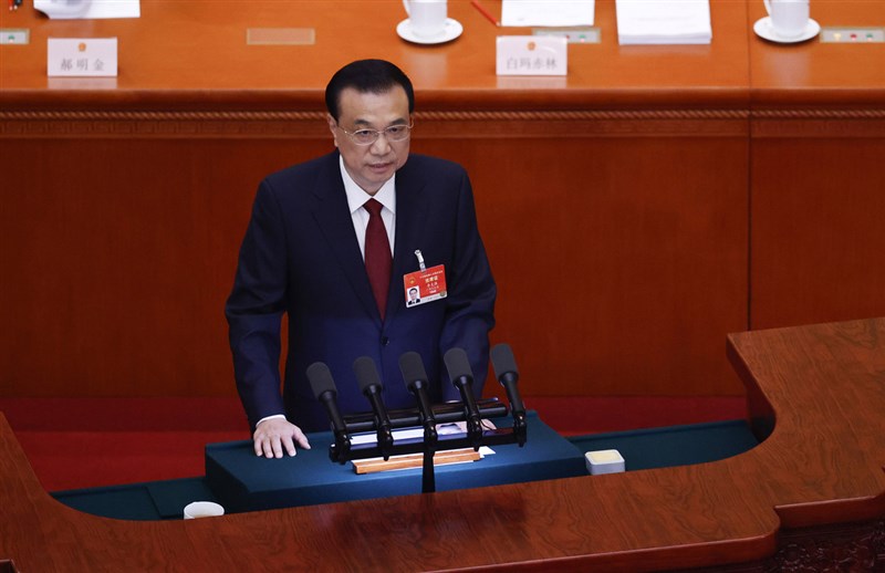 第13全國人民代表大會第4次會議5日在北京人民大會堂開幕。中國國務院總理李克強代表國務院向大會作政府工作報告。(中新社)中央社 110年3月5日