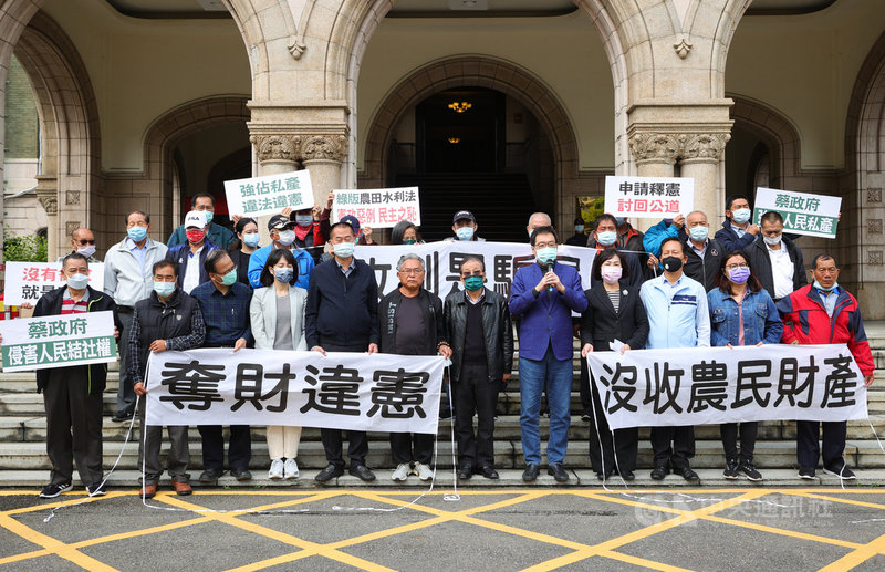 國民黨立法院黨團總召費鴻泰(前右5)與反消滅水利會全國自救會成員等人5日在司法院前舉行記者會,拉布條高喊「沒收農民財產,奪財違憲」口號。中央社記者謝佳璋攝 110年3月5日