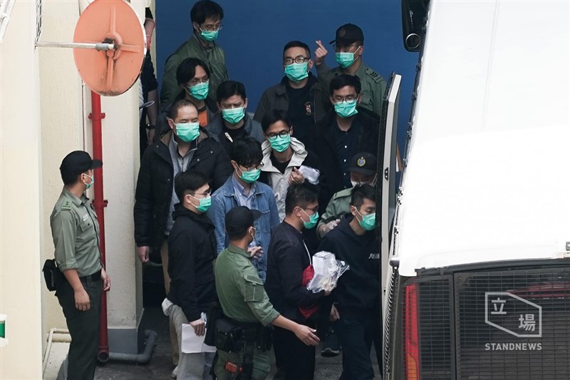 香港泛民主派47人因涉嫌違反國安法的「串謀顛覆國家政權罪」遭拘捕,其中社工呂智恆等4人5日獲保釋。(圖取自立場新聞)