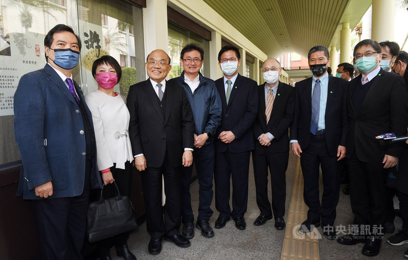 民進黨立委黃國書(左4)2日起在立法院文化藝廊展出「樂道游藝–黃國書書法創作個展」,5日邀請行政院長蘇貞昌(左3)、交通部長林佳龍(左5)等人參觀並合影。中央社記者施宗暉攝 110年3月5日