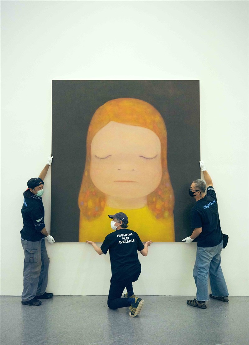 日本當代藝術家奈良美智特展12日將開展,奈良美智(中)也親自抵台布置展場,文總5日釋出他的工作照。(圖取自facebook.com/GACCTW)