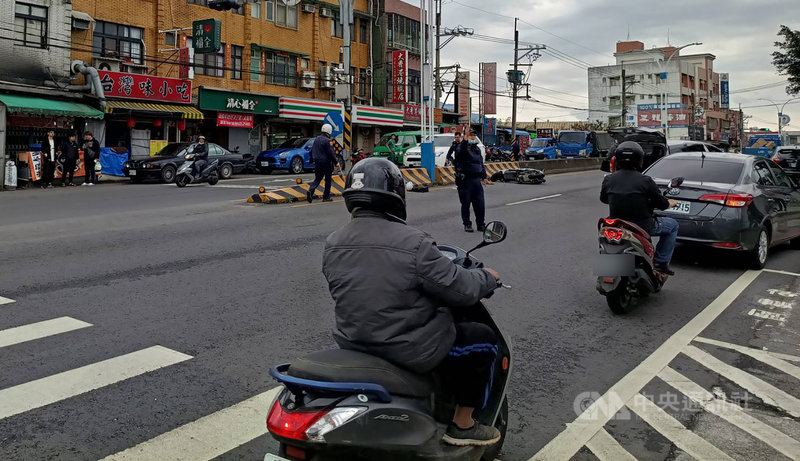聖約翰科技大學門口5日發生汽機車事故,警消趕抵現場發現騎士為淡水警分局22歲王姓警員。警方表示,初步了解王男巡邏時發現有車輛違規,打算迴轉要取締違規,卻造成後方車輛閃避不及,發生擦撞。(民眾提供)中央社記者沈佩瑤傳真 110年3月5日