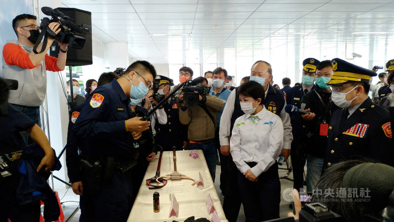 台中市警察局與台中捷運公司5日在中捷綠線市政府站進行反恐維安暨多重災害演練,市長盧秀燕(前右2)到場視察。中央社記者蘇木春攝 110年3月5日