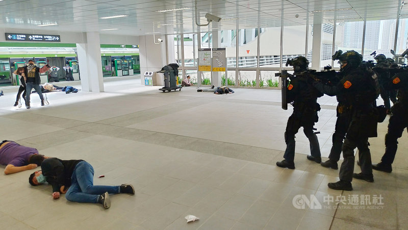 台中市警察局與台中捷運公司5日在中捷綠線市政府站進行反恐維安暨多重災害演練,模擬炸彈爆炸及挾持人質等實境。中央社記者蘇木春攝 110年3月5日