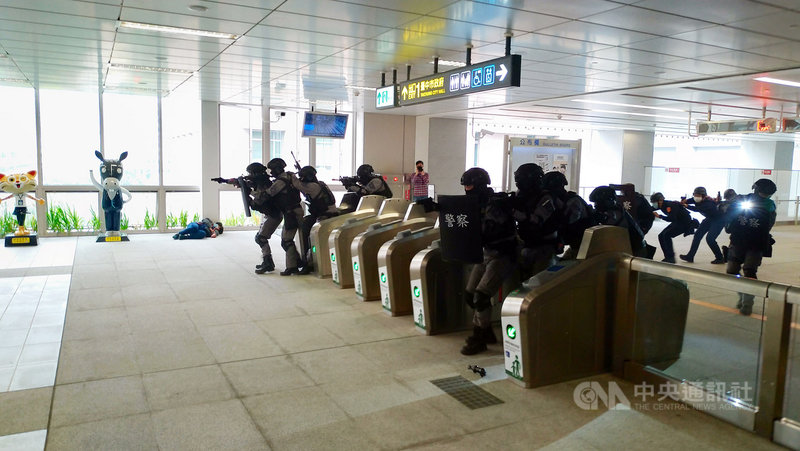 台中市警察局與台中捷運公司5日在中捷綠線市政府站進行反恐維安暨多重災害演練,考驗警力調度、動員應變能力,場面逼真。中央社記者蘇木春攝 110年3月5日