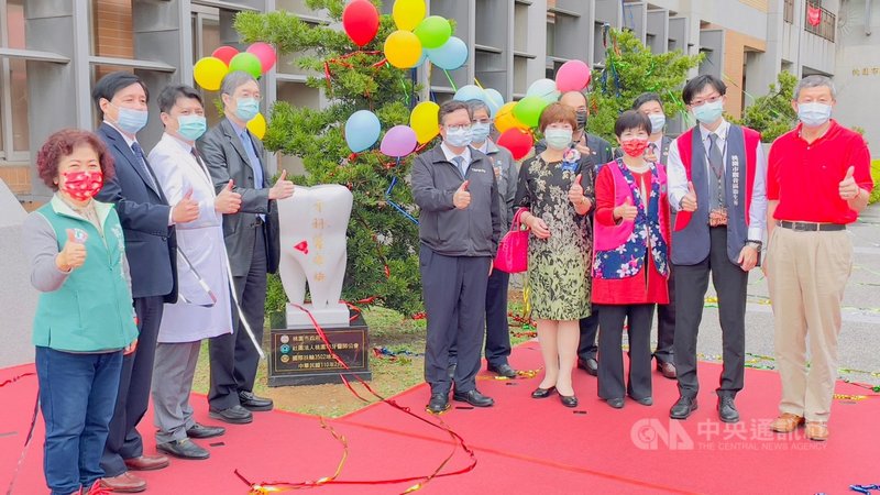 桃園市觀音區醫療資源不足,桃園市衛生局成立「觀音牙科醫療站」,5日在桃園市長鄭文燦(前右5)主持下舉行揭牌儀式。(桃園衛生局提供)中央社記者葉臻傳真 110年3月5日