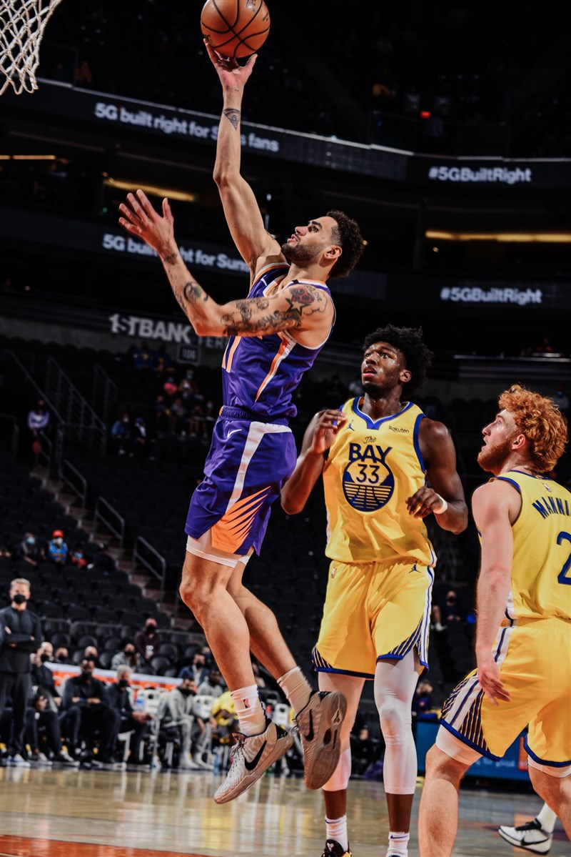 美國職籃NBA鳳凰城太陽迎戰踢館的金州勇士,最後太陽以120比98大勝。(圖取自twitter.com/Suns)
