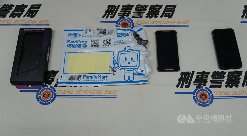 刑事局5日表示,查出從事業餘魔術師的蘇姓男子先在二手商品臉書社團張貼販售魔術道具或高單價智慧型手機等物品廣告,實則是以第3方詐騙手法,佯裝賣家及買家以賺取價差,警方循線逮人並查扣相關證物。中央社記者劉建邦攝 110年3月5日