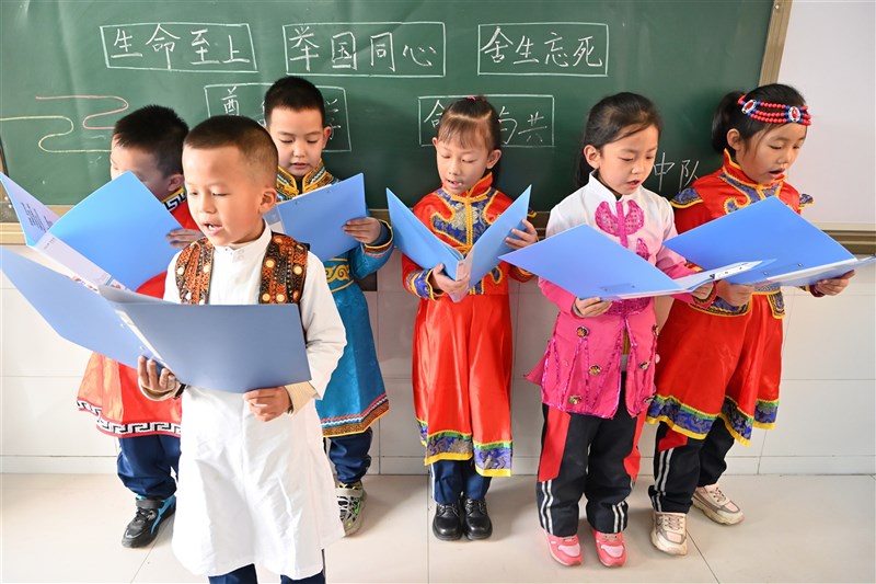 中共總書記習近平5日參加全國人大內蒙古代表團審議時,要求推廣普及漢語漢字。圖為1日內蒙古呼和浩特市中小學開學,學生朗誦詩歌。(中新社)