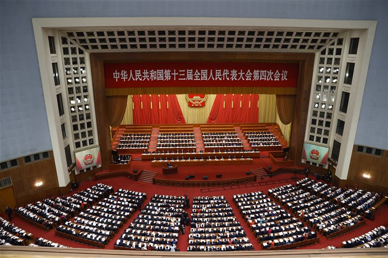 中國13屆全國人民代表大會4次會議5日上午在北京人民大會堂開幕,國務院總理李克強在政府工作報告時重申一中原則、九二共識,並要推進和平統一、遏制台獨。(中新社)