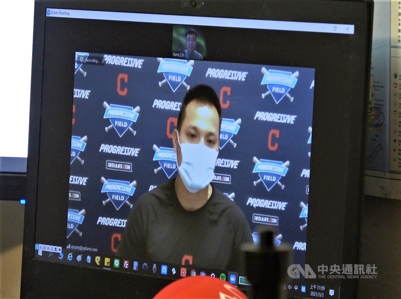 旅美棒球好手張育成接受中央社視訊訪問,談到首次以新手爸爸身分,赴美參加美國職棒大聯盟春訓的心情。中央社記者林宏翰洛杉磯攝 110年3月5日