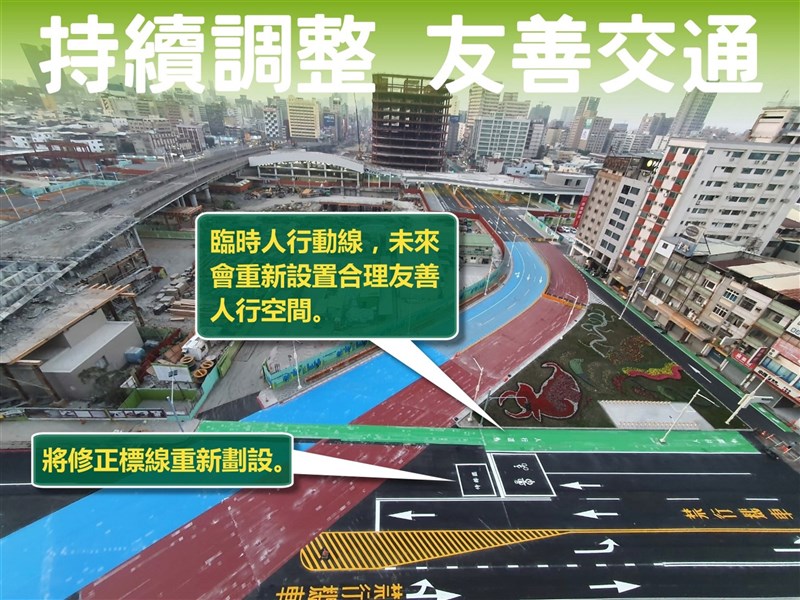 高雄市中博高架橋拆除工程進入第7天,臨時站西路標線設計引發網友批評。高雄市交通局5日表示,待轉區及公車標線將在8日通車前調整,路面彩色鋪面也採用高等級防滑處理。(高市交通局提供)中央社記者侯文婷傳真 110年3月5日