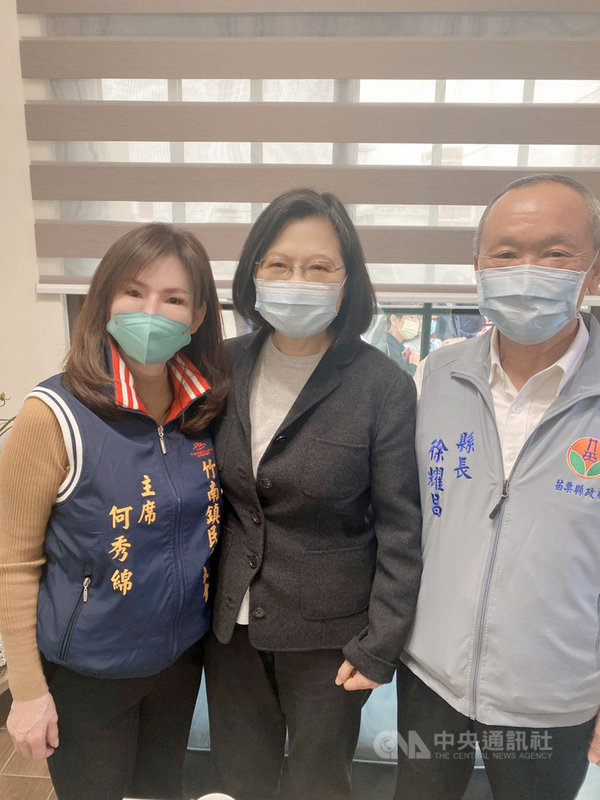 苗栗縣大埔張藥房原地重建完工,總統蔡英文(中)4日在客委會及苗栗縣長徐耀昌(右)、竹南鎮民代表會主席何秀綿(左)等人陪同,低調探訪搬入新居不久的屋主彭秀春。(何秀綿提供)中央社記者管瑞平傳真 110年3月5日
