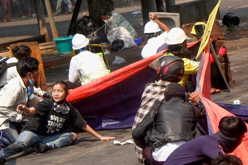 緬甸19歲華人少女Kyal Sin(前左2)3日在瓦城遭到軍警擊中頭部身亡,她出事前在衝突現場身穿寫有Everything will be ok字樣衣服的照片傳遍了各大社群媒體。(路透社)