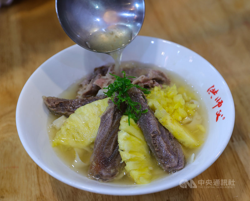 曾獲台北牛肉麵節冠軍的主廚洪金龍為支持鳳梨果農,將金鑽鳳梨加入牛肉麵中,讓整碗牛肉麵呈現出鳳梨甘甜跟牛肉鮮美,碰撞出創新好滋味。中央社記者謝佳璋攝 110年3月5日