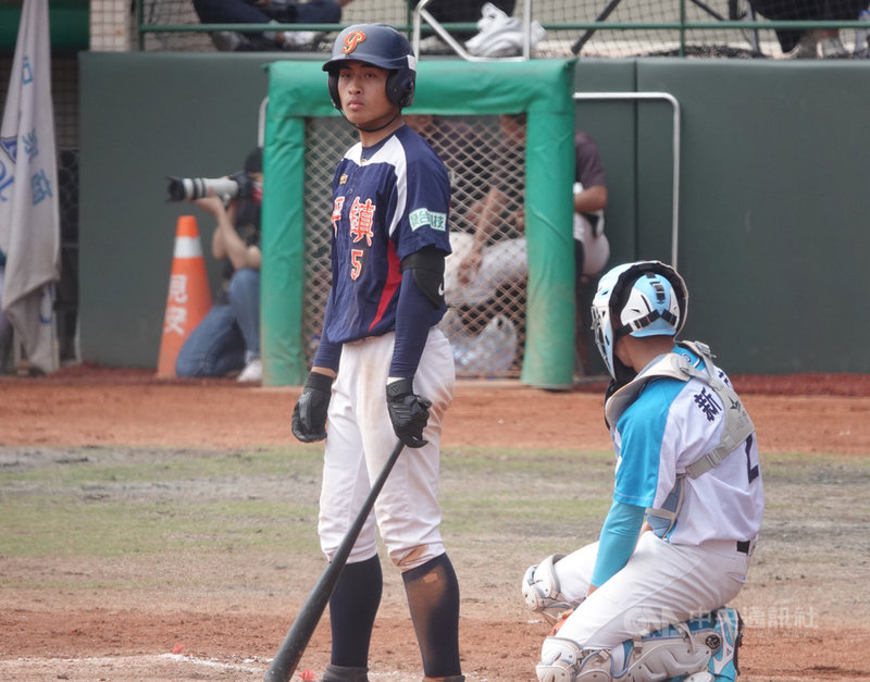 109學年度高中棒球聯賽(木棒組)5日進行冠軍戰,平鎮高中野手董子恩(左)單場3安好手感;對於球隊順利達成3連霸,他感謝隊友們努力,「可以贏穀保不容易」。中央社記者謝靜雯攝 110年3月5日
