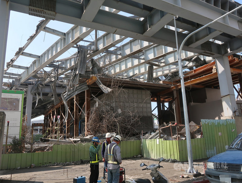 高雄市中博高架橋引道已完成拆除,6日持續拆除主橋鋼梁,預計整座橋梁會在4月底拆完。中央社記者王淑芬攝 110年3月6日