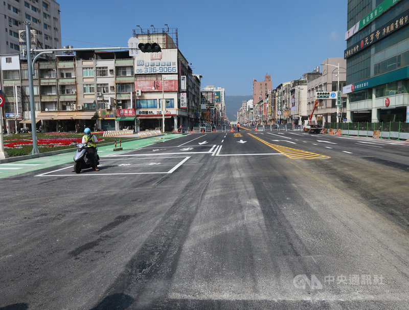 高雄市配合市區鐵路地下化、高雄車站站區工程拆除中博高架橋,未來車流將改行平面,市府加速周邊九如路、博愛路刨鋪及道路標線工程。中央社記者王淑芬攝 110年3月6日