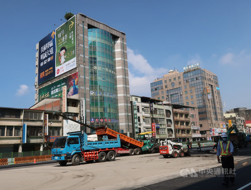 配合高雄市區鐵路地下化、高雄車站站區工程進行,高雄市拆除中博高架橋引道並加速周邊九如路、博愛路刨鋪及道路標線工程,以利車流改行平面。中央社記者王淑芬攝 110年3月6日
