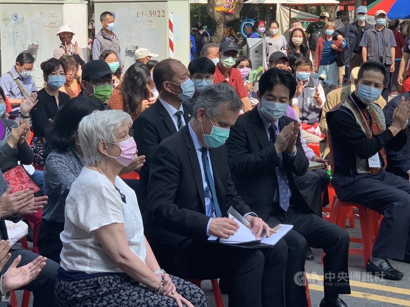 副總統賴清德(前左3)、英國在台辦事處代表鄧元翰(前左2)等人6日在台南出席「2021開台西醫:世紀傳愛-馬雅各醫師別世百週年紀念活動園遊會」。中央社記者張榮祥台南攝 110年3月6日