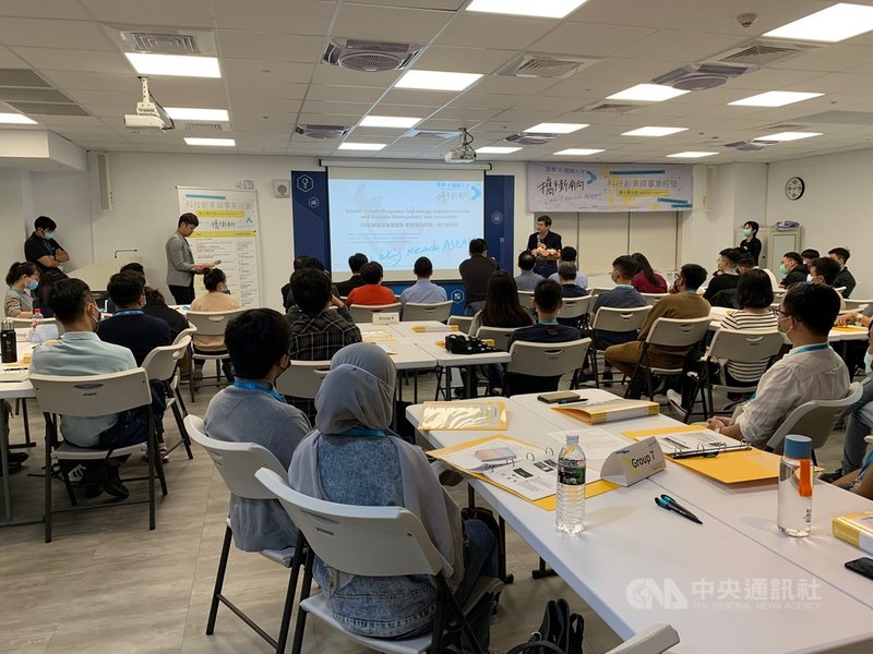 高雄市政府經濟發展局聯合工業技術研究院、高雄科技大學規劃「科技創業與事業經營-對接南向市場」碩士學分班,吸引不少僑生及對南向市場有興趣的學生報名參加。中央社記者王淑芬攝 110年3月6日
