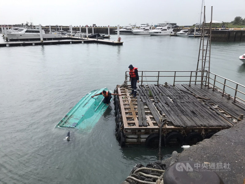 新北市淡水區沙崙海水浴場外海6日上午發生漁船翻覆事故,一對施姓兄弟落海,其中68歲哥哥被其他漁船救起、意識清楚,66歲弟弟失蹤,海巡人員持續於外海搜救。(翻攝照片)中央社記者沈佩瑤傳真 110年3月6日