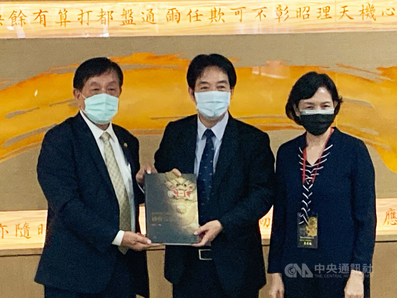 副總統賴清德(中)6日回台南娘家,出席「台灣首廟天壇藏珍-繡藝百品」新書發表會暨「文物庫房」落成啟用典禮。中央社記者張榮祥台南攝 110年3月6日