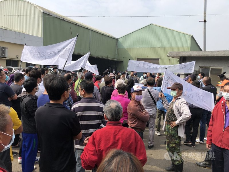 雲林縣林內鄉湖本村民6日聚集在村內一間堆肥廠門口抗議惡臭問題,拉白布條要求業者遷廠,還給居民新鮮空氣。中央社記者姜宜菁攝 110年3月6日