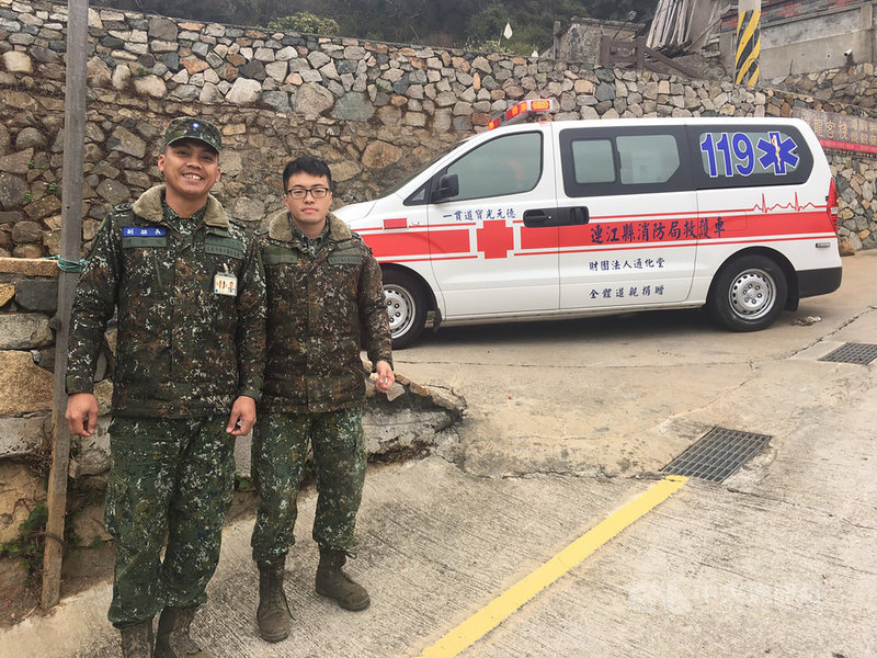 馬祖北竿橋仔村一名老翁5日跌落山谷,經軍民合作順利獲救。協助救援的職業軍人袁溱(右)受訪表示,當軍人本來就該幫忙國家跟人民,能運用專業為地區居民盡一份心力,感到很開心。(馬祖居民提供)中央社記者邱筠馬祖傳真 110年3月6日
