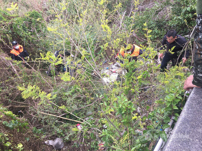 馬祖北竿橋仔村一名老翁5日因助聽器掉到山坡,欲自行拿梯子撿拾卻不慎滑落近山谷,村民、岸巡和軍方人員聽聞後也趕至現場幫忙,順利將老翁救起送醫。(馬祖居民提供)中央社記者邱筠馬祖傳真 110年3月6日