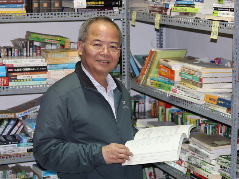 越南台商賴宏南喜歡讀書,在越南的書房共有2000多本藏書,即使工作再忙,每天都會花3小時左右看書。他說,採種業在實務上遇到的所有問題都可以在書上找到答案,對事業經營很有幫助。中央社記者陳家倫大叻攝 110年3月6日