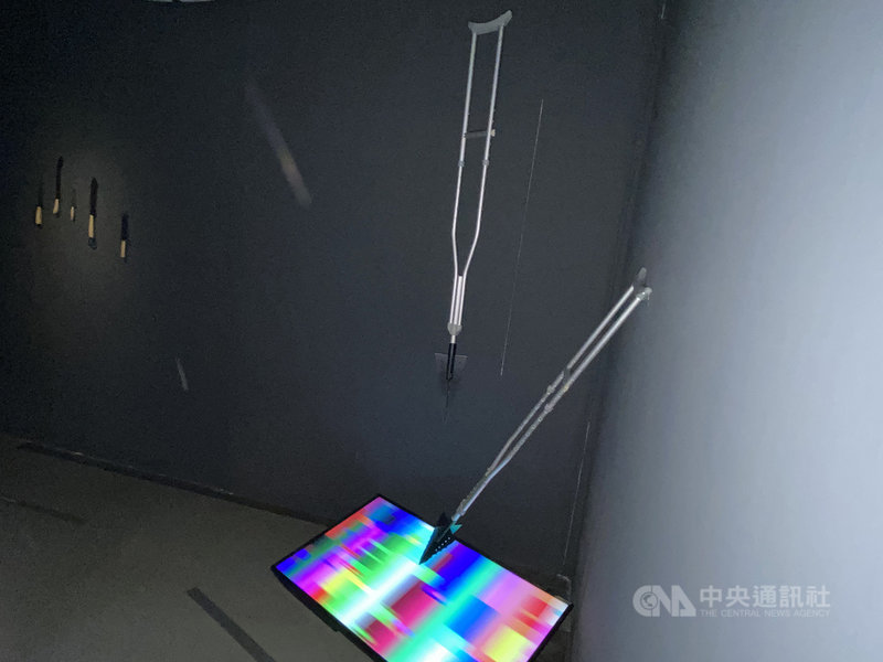 「戰後野人手札–陳依純個展」在台北當代藝術館持續展出中,藝術家陳依純作品「隨身武器」是透過以拐杖改造的尖銳武器以及刀具,反映因戰爭而創傷的受創者心靈。中央社記者陳秉弘攝 110年3月6日