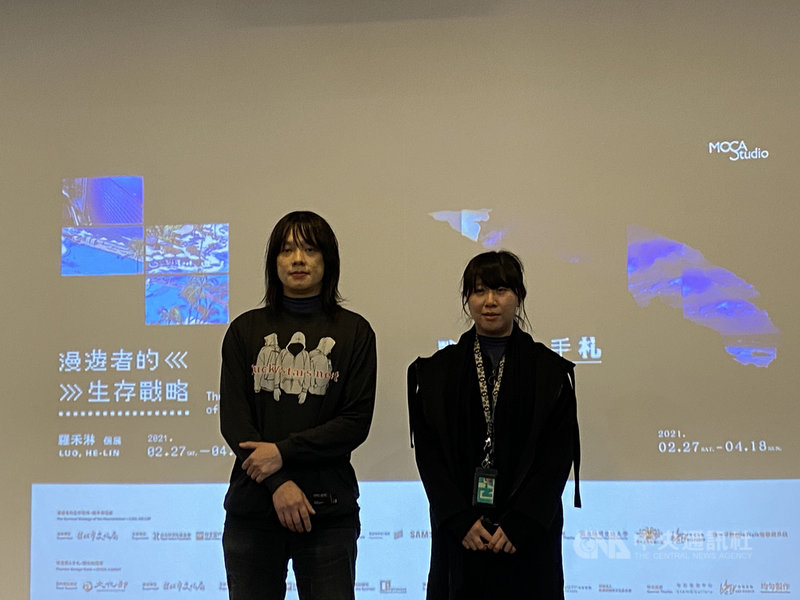 新媒體藝術家陳依純(右)、羅禾淋(左)以「監控」為核心,在台北當代藝術館舉辦個展「戰後野人手札」及「漫遊者的生存戰略」,探討科技、歷史對於人類社會的監控,帶領觀者反思科技的力量。中央社記者陳秉弘攝 110年3月6日