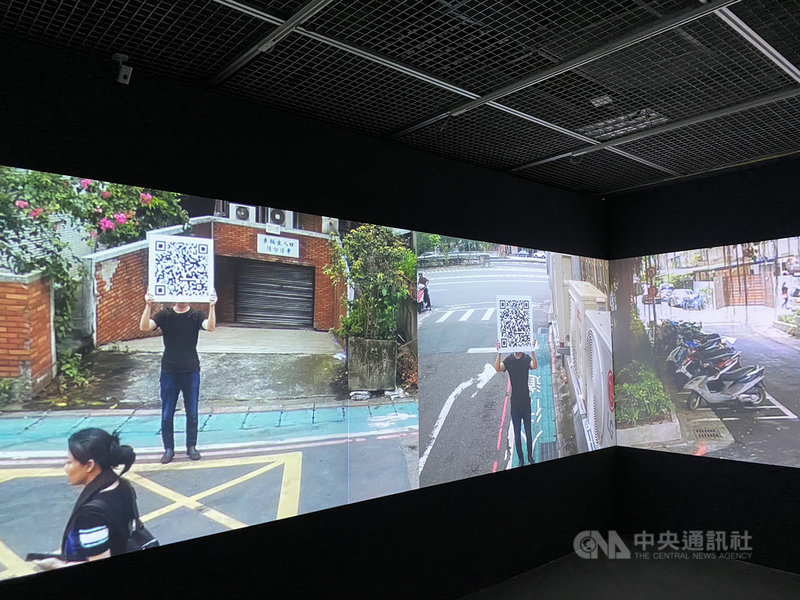 台北當代藝術館開春後首檔展覽,由2名新媒體藝術家陳依純、羅禾淋以「監控」為核心,試圖探討在現代社會中「監控」之下被忽略的事實。圖為羅禾淋的多頻道錄像作品「如果這是全球監控中心」。中央社記者陳秉弘攝 110年3月6日