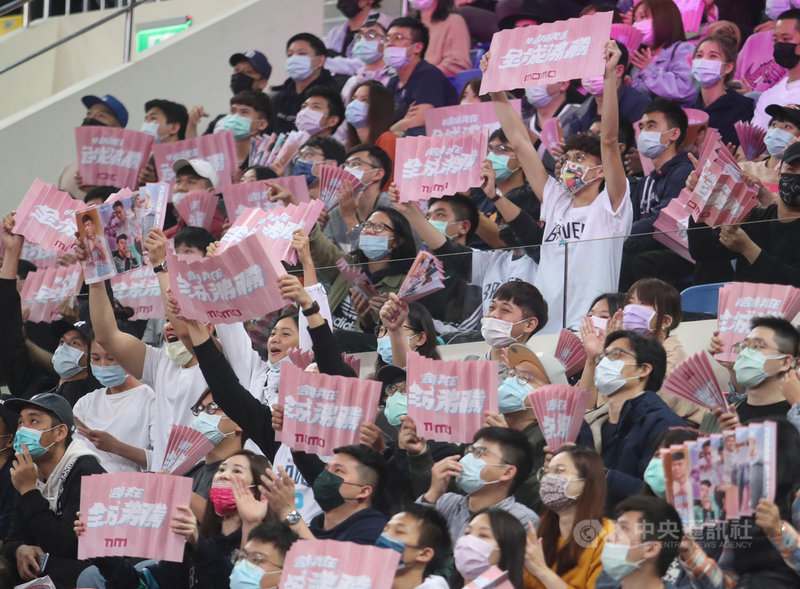 台灣職籃聯盟P. LEAGUE+(簡稱PLG)台北富邦勇士隊本週在主場舉辦「Ladies & Braves女孩主題週」,進場球迷可獲得勇士粉紅糖霜手舉牌,6日晚間在主持人帶動下,球迷們賣力揮舞,為球隊加油打氣。中央社記者張新偉攝 110年3月6日