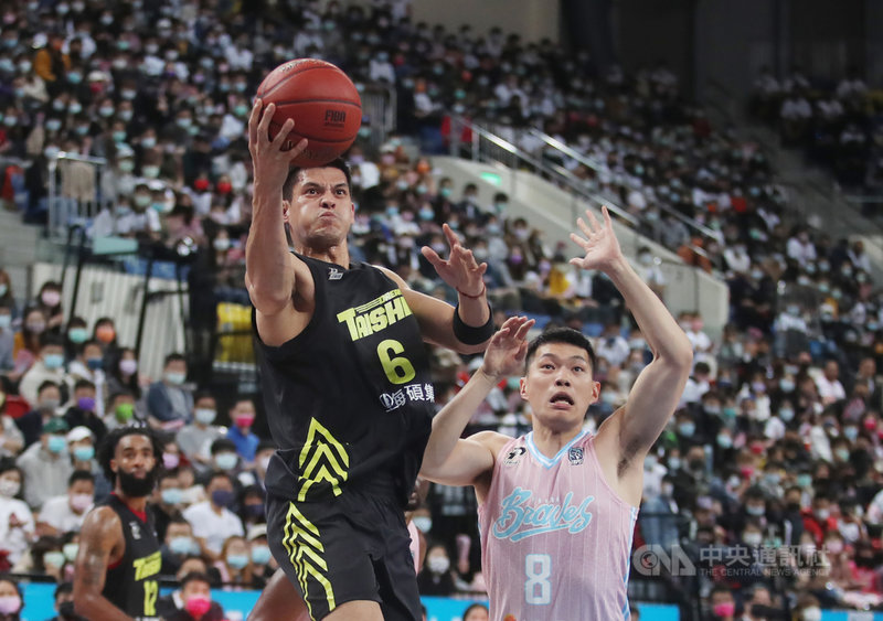 台灣職籃聯盟P. LEAGUE+ 福爾摩沙台新夢想家隊6日作客台北和平籃球館,夢想家楊敬敏(左)全場拿下11分,可惜終場夢想家以104比114不敵台北富邦勇士隊,踢館失敗。中央社記者張新偉攝 110年3月6日