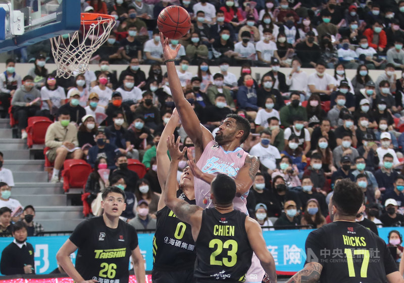 台灣職籃聯盟P. LEAGUE+(簡稱PLG)台北富邦勇士隊6 日與福爾摩沙台新夢想家隊交手,富邦勇士洋將辛特力(Michael Singletary)(粉衣)拿下全隊最高的30分、10籃板,助隊主場奪勝。中央社記者張新偉攝 110年3月6日