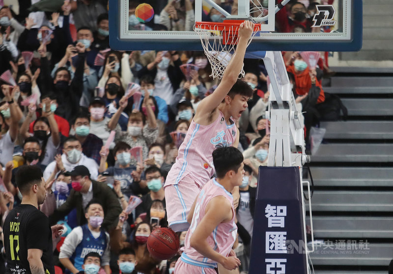 台灣職籃聯盟P. LEAGUE+(簡稱PLG)台北富邦勇士隊6 日迎戰福爾摩沙台新夢想家隊,富邦勇士曾祥鈞(後)接到林志傑傳球後,帥氣灌籃得分,終場富邦勇士以114比104在主場奪勝。中央社記者張新偉攝 110年3月6日