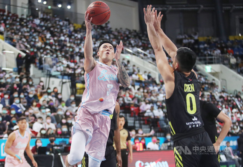 台灣職籃聯盟P. LEAGUE+ 台北富邦勇士隊6日晚間在主場迎戰福爾摩沙台新夢想家隊,富邦勇士張宗憲(中)強攻夢想家禁區搶分。中央社記者張新偉攝 110年3月6日