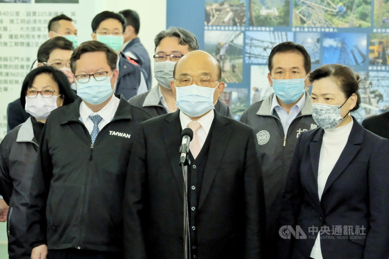 農委會主委陳吉仲8日與環團對話藻礁議題,行政院長蘇貞昌(前中)6日表示,會請相關部會持續溝通關心這議題的民間人士,一定盡量讓大家做正確判斷前知道完整資訊。中央社記者吳睿騏攝 110年3月6日
