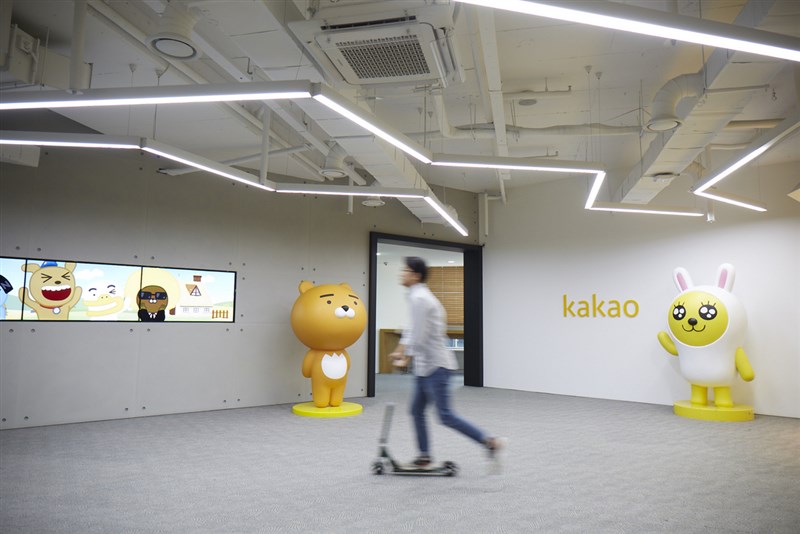 韓國鼎鼎大名的Kakao集團旗下服務橫跨通訊軟體、內容、娛樂、遊戲、音樂、支付等領域,多角化經營模式與LINE集團如出一轍,韓國人從坐計程車、打電話到買東西,生活已經離不開Kakao。圖為Kakao集團韓國總部辦公室。(Kakao提供)中央社記者吳家豪傳真 110年3月6日