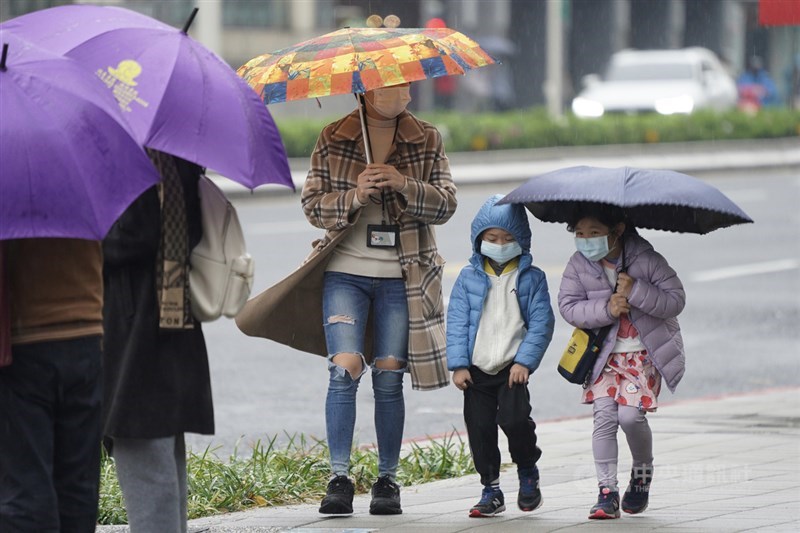 氣象專家吳德榮表示,6日下午到7日清晨受鋒面雲系影響,中部以北、東半部將有局部陣雨、伴隨零星閃電,並有較大雨勢。圖為午後台北街頭民眾撐傘避雨。中央社記者徐肇昌攝 110年3月6日