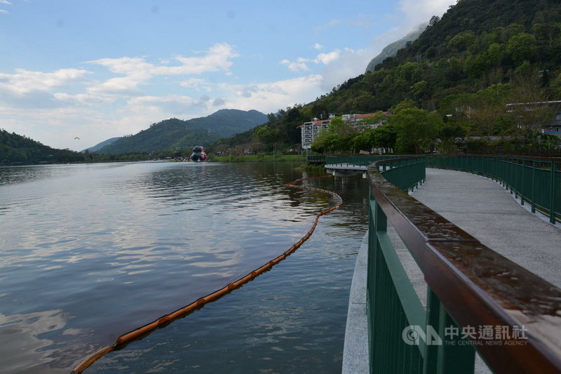 花東縱谷國家風景區管理處鯉魚潭管理站在鯉魚潭面放置吸油棉、吸油條,控制葡萄球藻擴散範圍。中央社記者張祈攝 110年3月6日