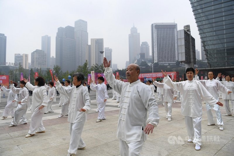 受到少子化與高齡化衝擊,中國國務院總理李克強5日宣布逐步推行提高法定退休年齡。(中新社提供)中央社 110年3月6日