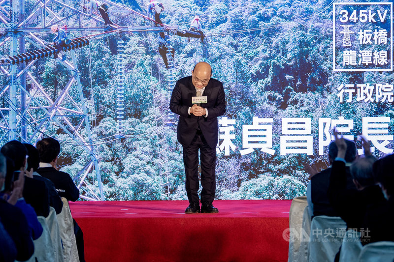 行政院長蘇貞昌(中)6日出席第一超高壓輸電線路「板橋~龍潭線」竣工啟用典禮,鞠躬向所有工程人員表達感謝。中央社記者吳睿騏桃園攝 110年3月6日