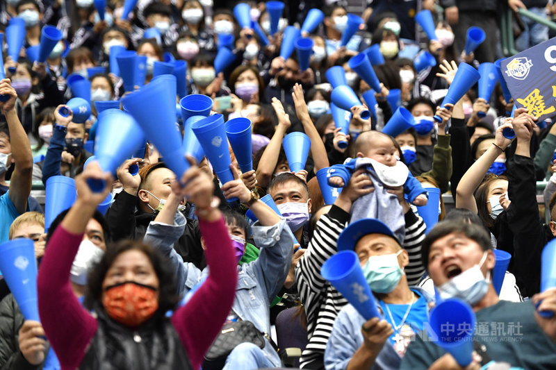 109學年度HBL高中籃球聯賽總決賽賽程6日起一連兩天在台北小巨蛋點燃戰火,男子組賽事中午由南山高中與東泰高中打頭陣,球迷在場邊熱情加油。中央社記者王飛華攝 110年3月6日